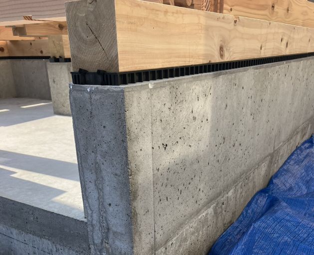 基礎コンクリートの上に木の土台を組んだ状態