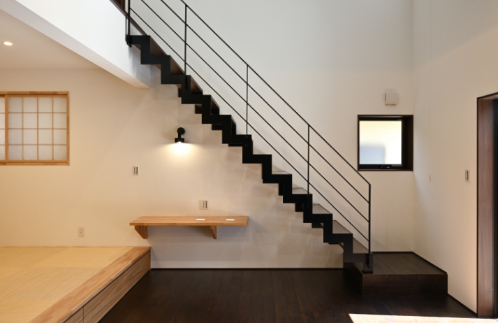 和モダンにも映える吹抜の階段